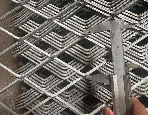 شبكة معدنية ممددة على شكل فتحة ماسية بسماكة 0.5-6.0 مم بسطح مستوٍ للزينة